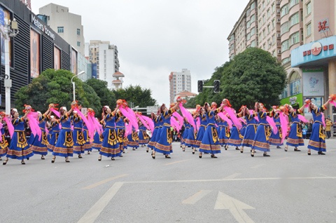歌舞飛揚(yáng)!百色市民族文化巡游慶祝廣西壯族自治區(qū)成立60周年