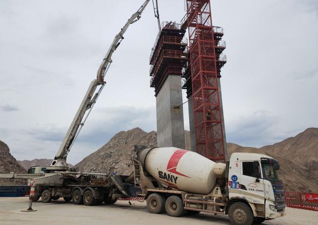 中國十七冶連霍高速什川黃河特大橋首座雙肢實(shí)心墩柱順利封頂，混凝土泵送技術(shù)再創(chuàng)佳績